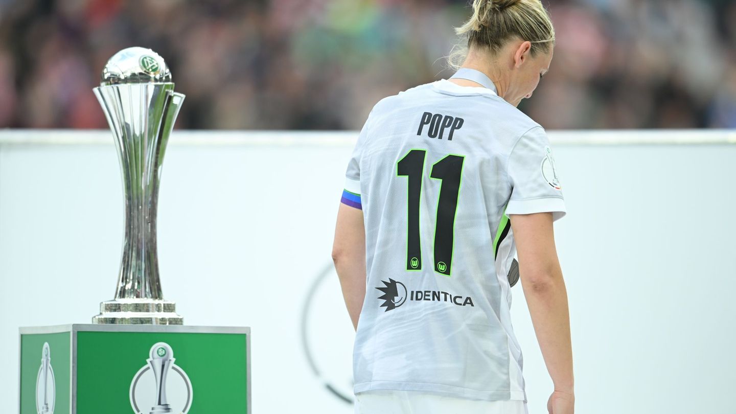 Abschied ohne Titel: Nach dem 0:4 ging Popp mit gesenktem Kopf an der Trophäe vorbei. Foto: Fabian Strauch/dpa