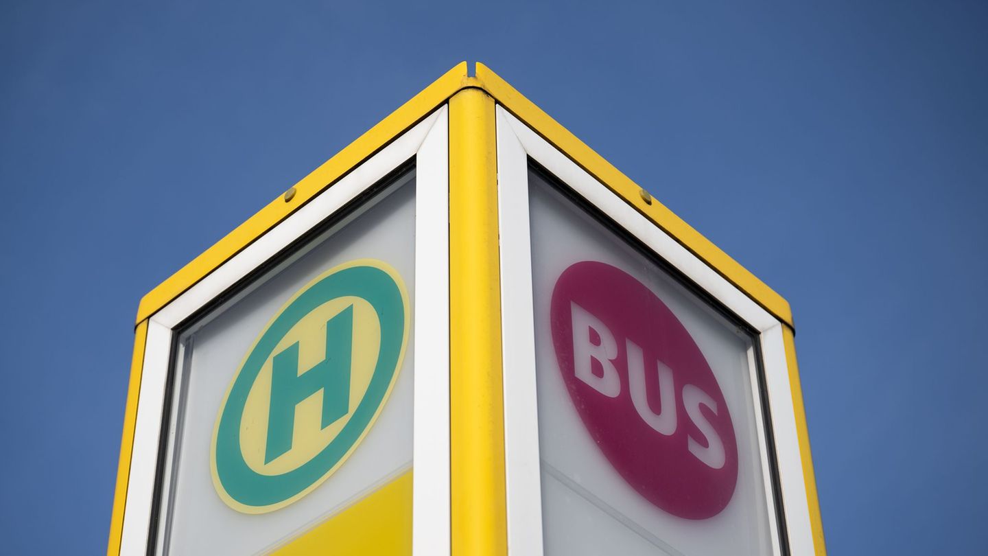 Unklar ist noch, ob es sich beim Angriff an der Haltestelle und der Bedrohung später im Bus um denselben Täter handelt. (Symbolb