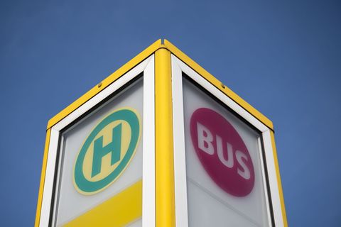 Unklar ist noch, ob es sich beim Angriff an der Haltestelle und der Bedrohung später im Bus um denselben Täter handelt. (Symbolb