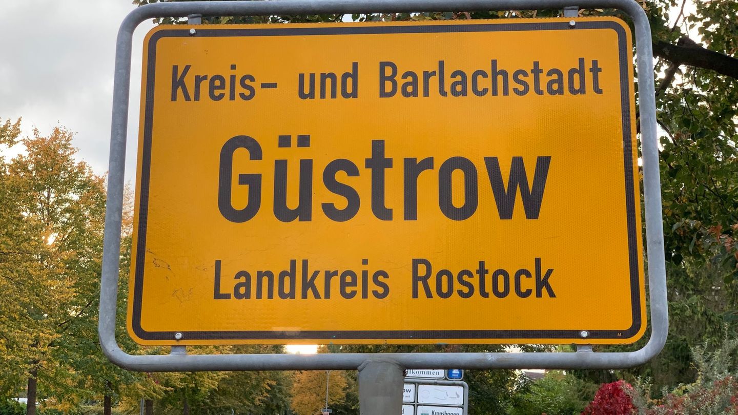 Bei dem Unfall in Güstrow wurde der 74 Jahre alte Autofahrer schwer verletzt. (Symbolbild) Foto: Stefan Sauer/dpa
