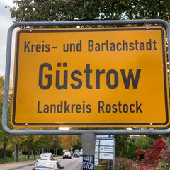 Bei dem Unfall in Güstrow wurde der 74 Jahre alte Autofahrer schwer verletzt. (Symbolbild) Foto: Stefan Sauer/dpa