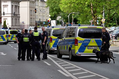 Die Polizei musste zwei streitende Gruppen in Wuppertal trennen. Foto: Gianni Gattus/dpa