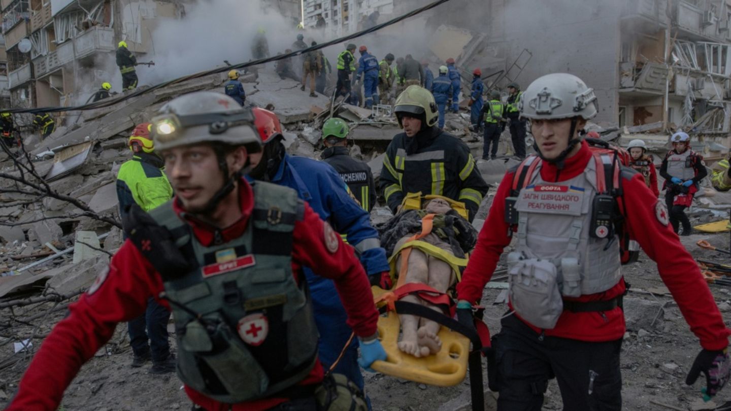 Rettungskräfte nach Angriffen in Kiew