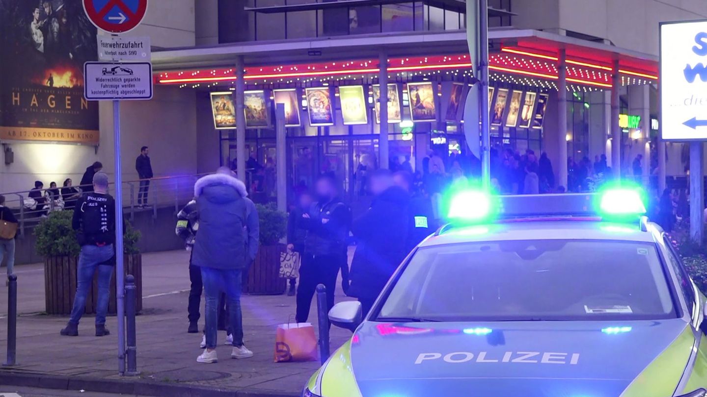 Die Polizei war mit zahlreichen Kräften in dem Einkaufszentrum im Einsatz. (Symbolbild) Foto: Fritz Demel/dpa