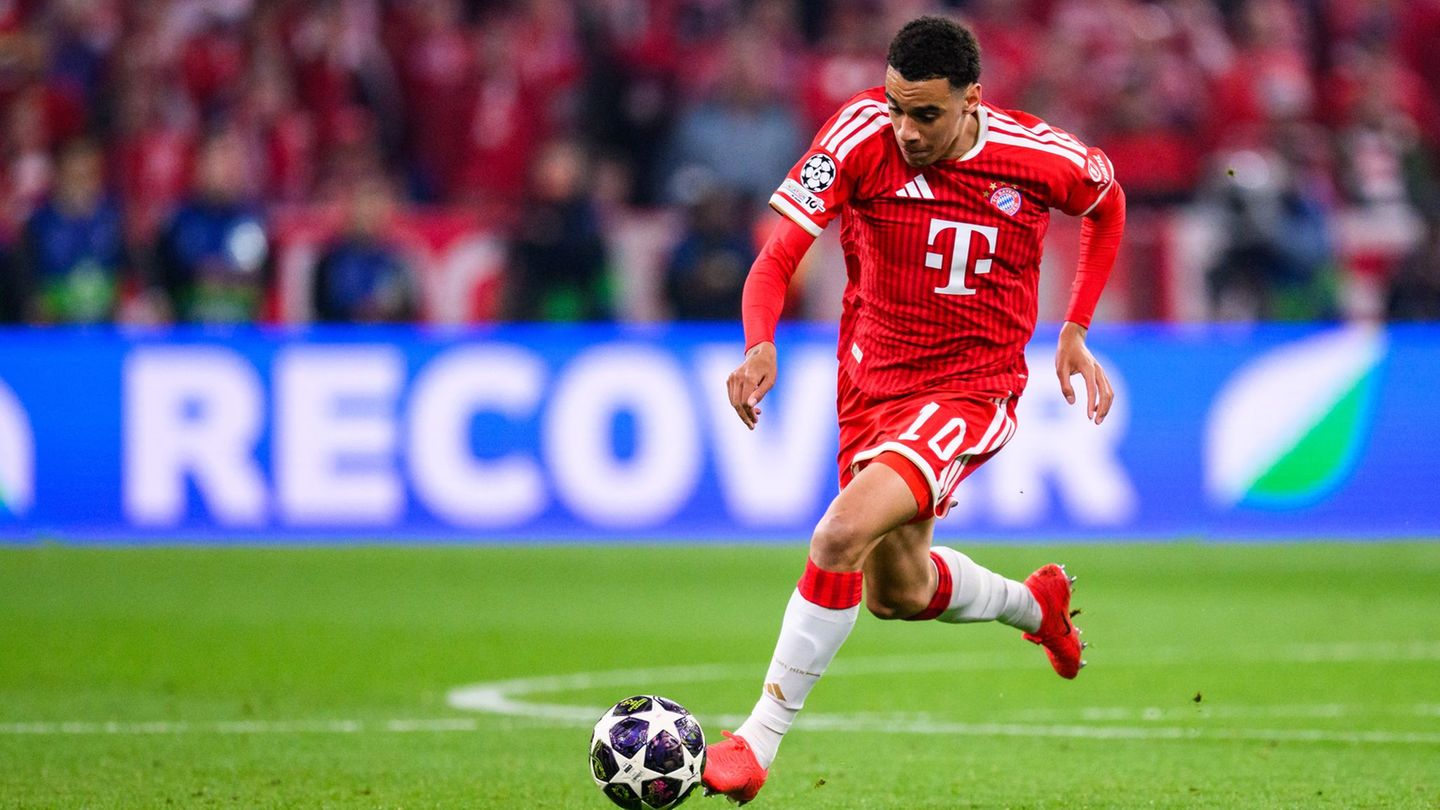 Jamal Musiala im Bayern-Trikot in Aktion - aber wie spielt er bei der WM? (Archivbild) Foto: Tom Weller/dpa