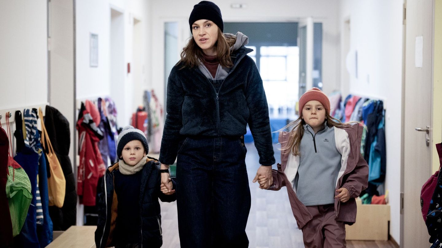 Diesmal hat ihre Gruppe zwei Kinder mehr: Die Erzieherin Kathleen (Franziska Hartmann) vor dem Unglück am Fluss.
