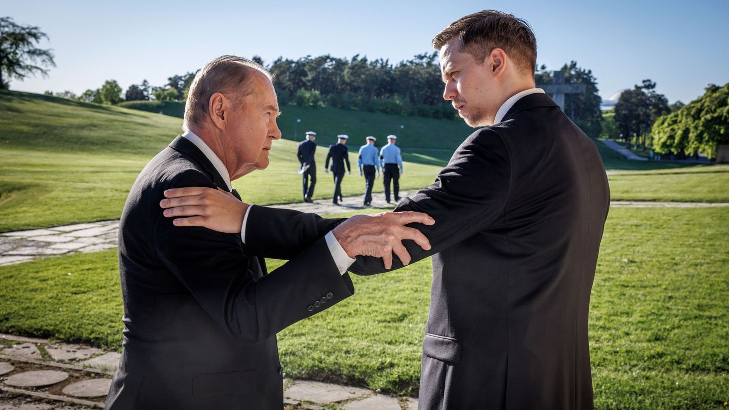Der alte und der neue "Kommissar Beck": Martin (Peter Haber, links) macht sich Sorgen um seinen Enkel und Kollegen Vilhelm (Valter Skarsgård), der sein kriminalistisches Gespür geerbt zu haben scheint.