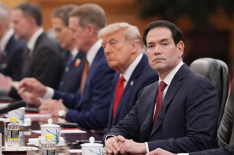 Marco Rubio und Donald Trump sitzen an einem Tisch