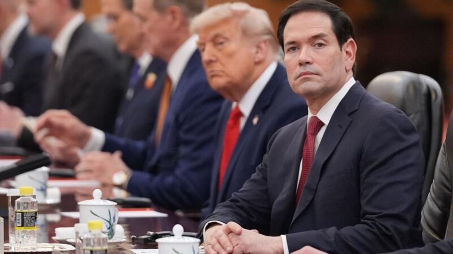 Marco Rubio und Donald Trump sitzen an einem Tisch