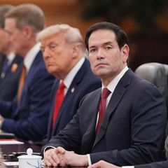 Marco Rubio und Donald Trump sitzen an einem Tisch