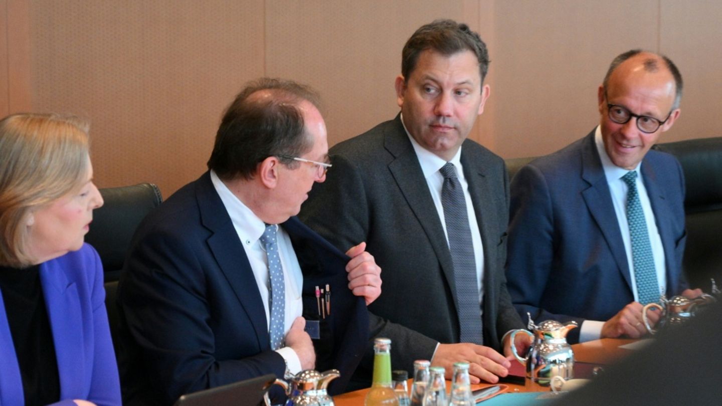Bundeskanzler Merz (r.) bei Kabinettssitzung