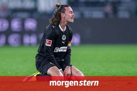 Bundesliga: Jackson Irvine vom FC St. Pauli kniet auf dem Rasen