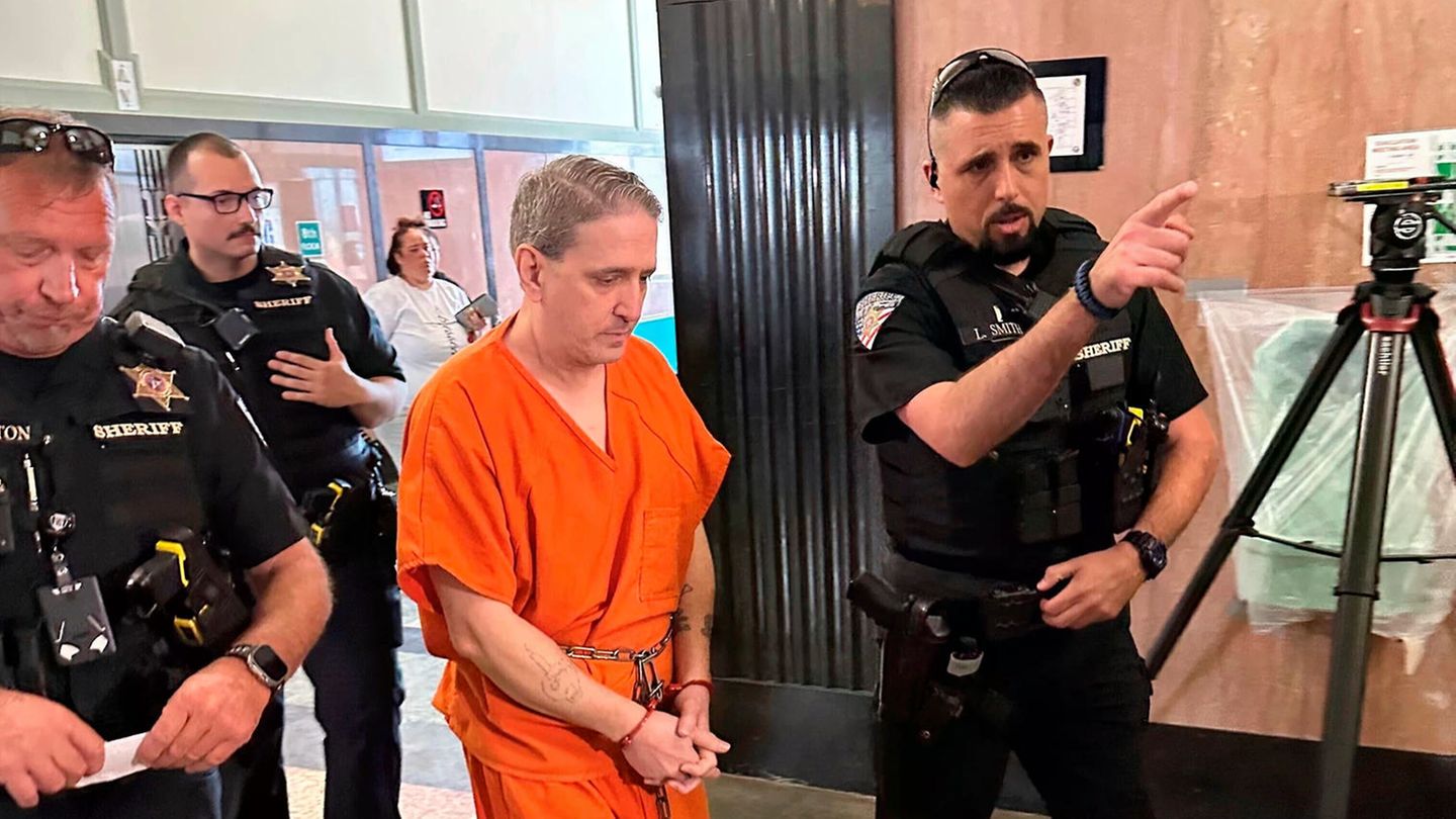 Richard Glossip mit Polizisten in Oklahoma