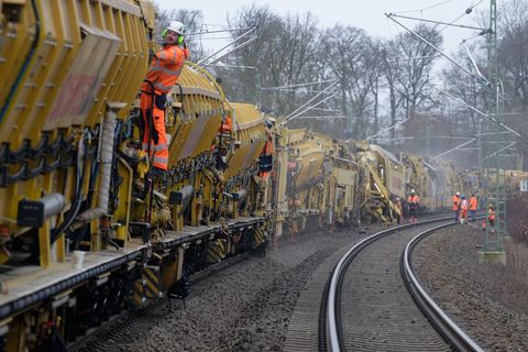 Gut fünf Monate lang wird die Strecke von Köln über Wuppertal nach Hagen von Grund auf saniert. (Archivbild) Foto: Henning Kaise