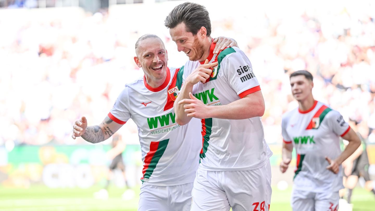 Können die Augsburger Marius Wolf (links) und Michael Gregoritsch im Saisonfinale sogar über einen Europacup-Platz jubeln? (Arch