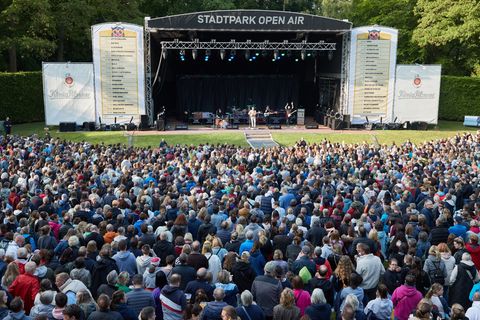 Rund 4.000 Besucherinnen und Besucher finden in der Spielstätte Platz. (Archivfoto) Foto: Georg Wendt/dpa