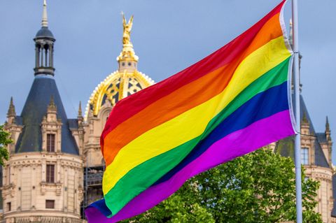 Laut LKA wurden in MV zuletzt mehr queerfeindliche Straftaten registriert. (Archivbild) Foto: Jens Büttner/dpa