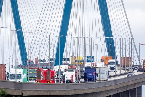 Die Köhlbrandbrücke wird mehrere Wochen lang gewartet und repariert. (Archivbild) Foto: Markus Scholz/dpa