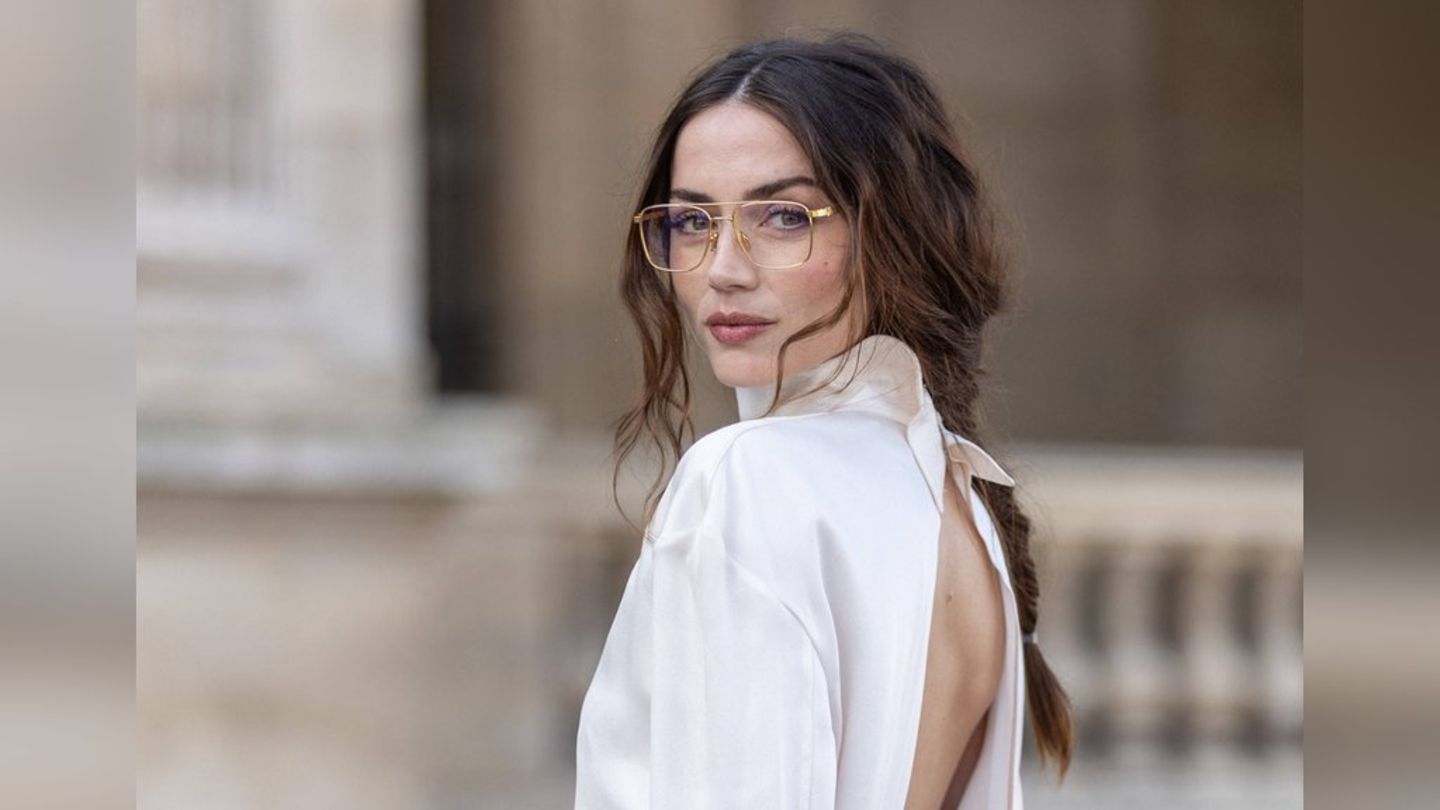 Ana de Armas bei ihrer Ankunft zur Fashion Show von Louis Vuitton in Paris mit angesagter Brille mit filigraner Metallfassung