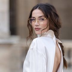 Ana de Armas bei ihrer Ankunft zur Fashion Show von Louis Vuitton in Paris mit angesagter Brille mit filigraner Metallfassung