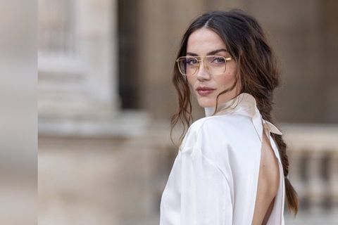Ana de Armas bei ihrer Ankunft zur Fashion Show von Louis Vuitton in Paris mit angesagter Brille mit filigraner Metallfassung