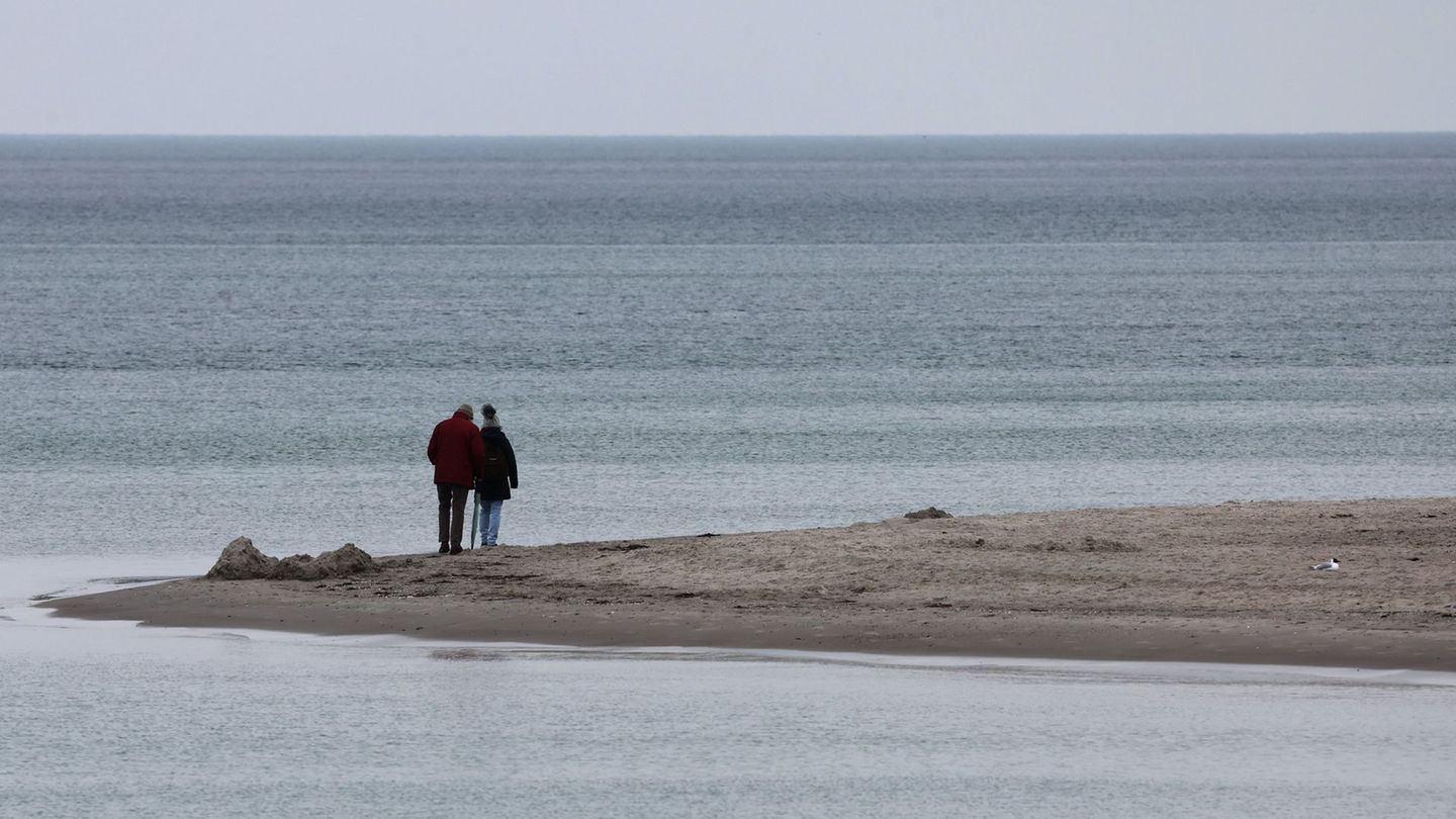 In den kommenden Tagen bleibt das Wetter im Norden meist grau und teilweise nass. (Symbolbild) Foto: Bernd Wüstneck/dpa
