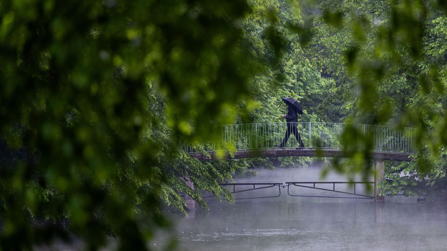 Es bleibt regnerisch in NRW am Wochenende. Foto: Rolf Vennenbernd/dpa