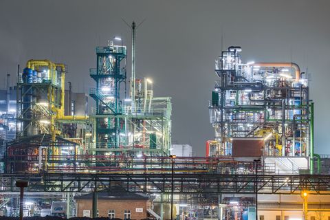Die Chemie-Industrie verbraucht besonders viel Energie. (Archivbild) Foto: Andreas Arnold/dpa