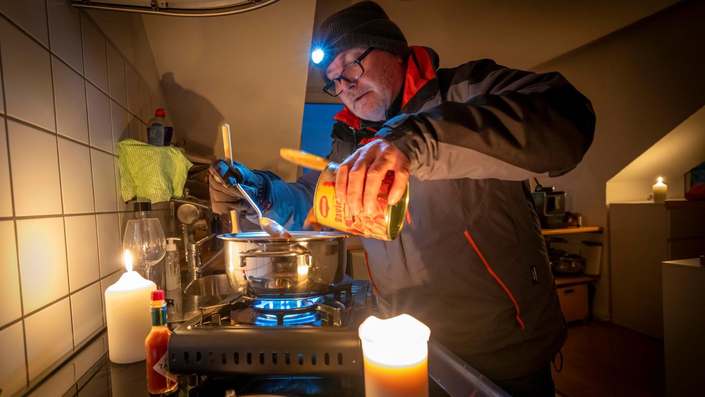 Ein Mann kocht bei Stromausfall Ravioli
