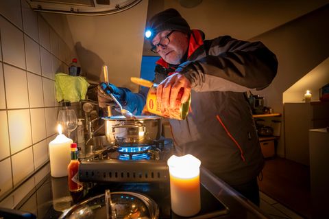Ein Mann kocht bei Stromausfall Ravioli