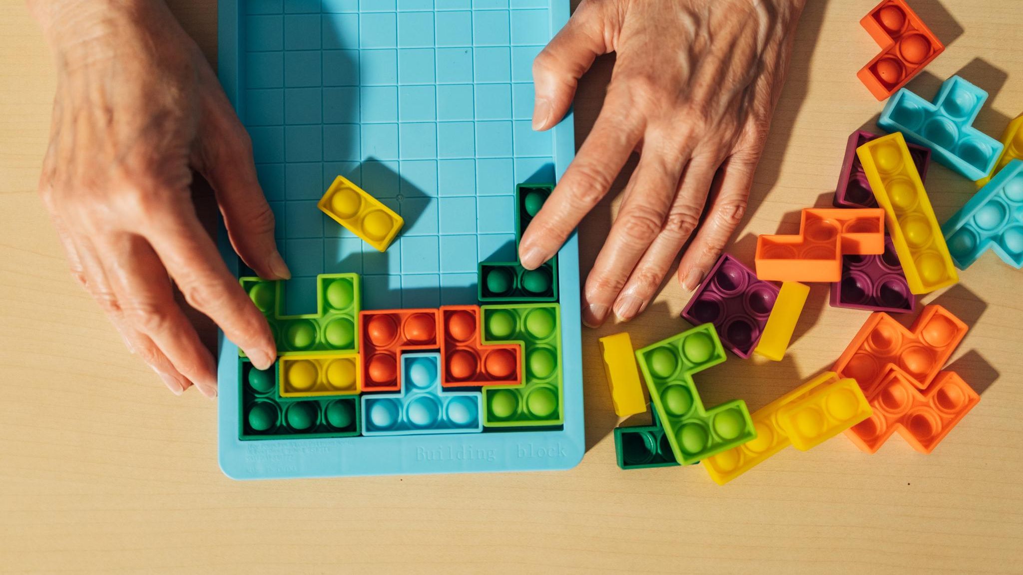 Hände schieben Puzzleteile hin und her