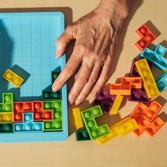 Hände schieben Puzzleteile hin und her