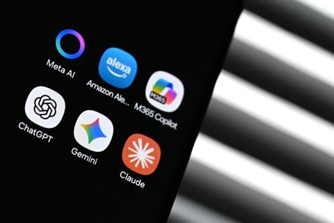 KI-Logos auf einem Smartphone, darunter das Amazon-Logo (Symbobild Tokenmaxxing)