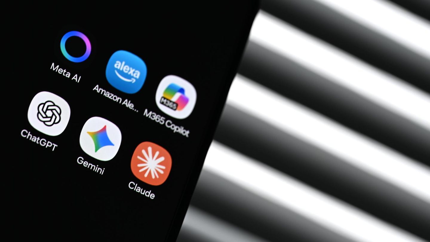 KI-Logos auf einem Smartphone, darunter das Amazon-Logo (Symbobild Tokenmaxxing)