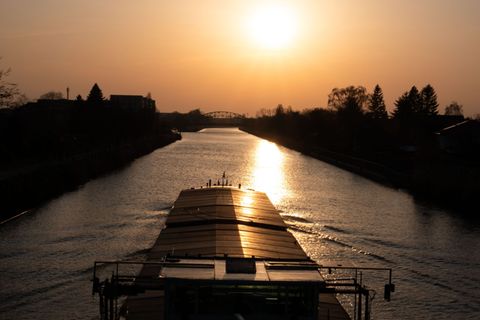 Auf dem Mittellandkanal kam es zu einem Unfall an einer Brücke. (Archivbild) Foto: David Hutzler/dpa