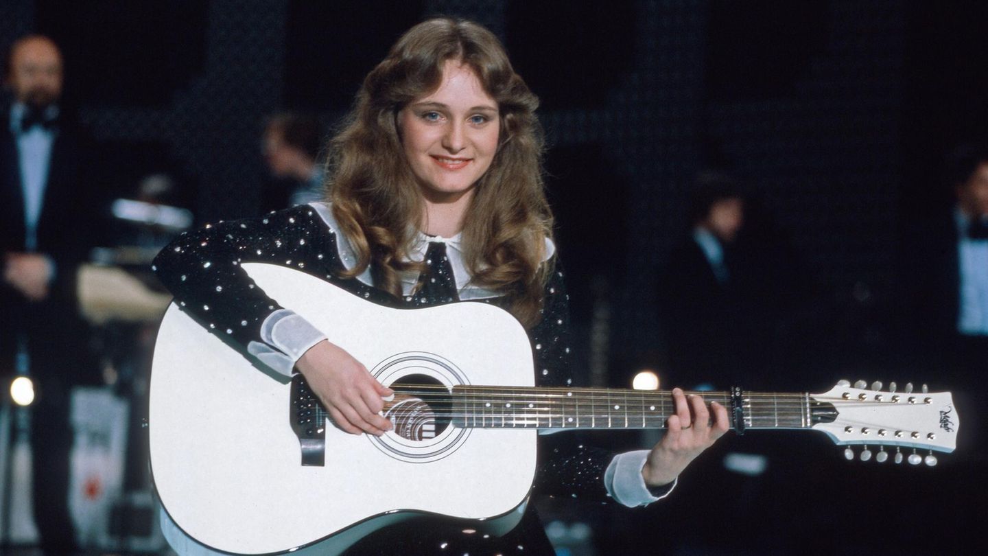 Sängerin Nicole Seibert spielt auf einer weißen Gitarre