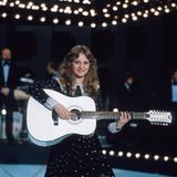 Sängerin Nicole Seibert spielt auf einer weißen Gitarre
