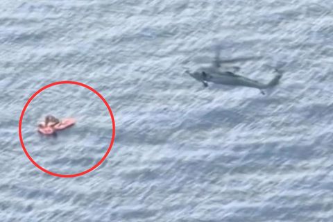 Helikopter über Rettungsfloß im Atlantik
