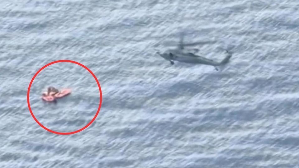 Helikopter über Rettungsfloß im Atlantik