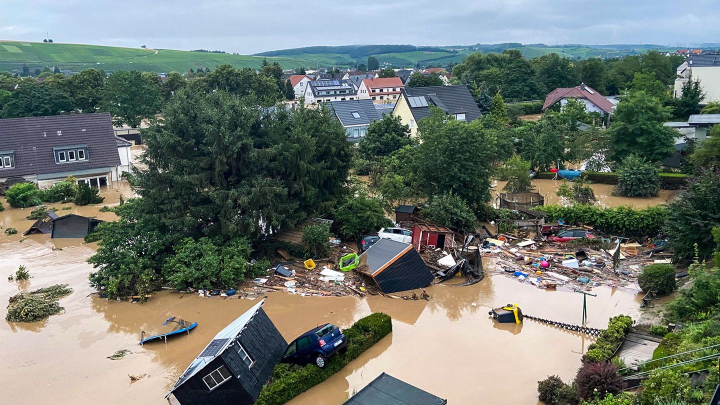 Der Winzer Peter Kriechel dokumentiert am 15. Juli die Folgen der Ahrtalflut, die auch in seiner Heimatstadt Bad Neuenahr-Ahrweiler schwere Verwüstungen verursacht hat.