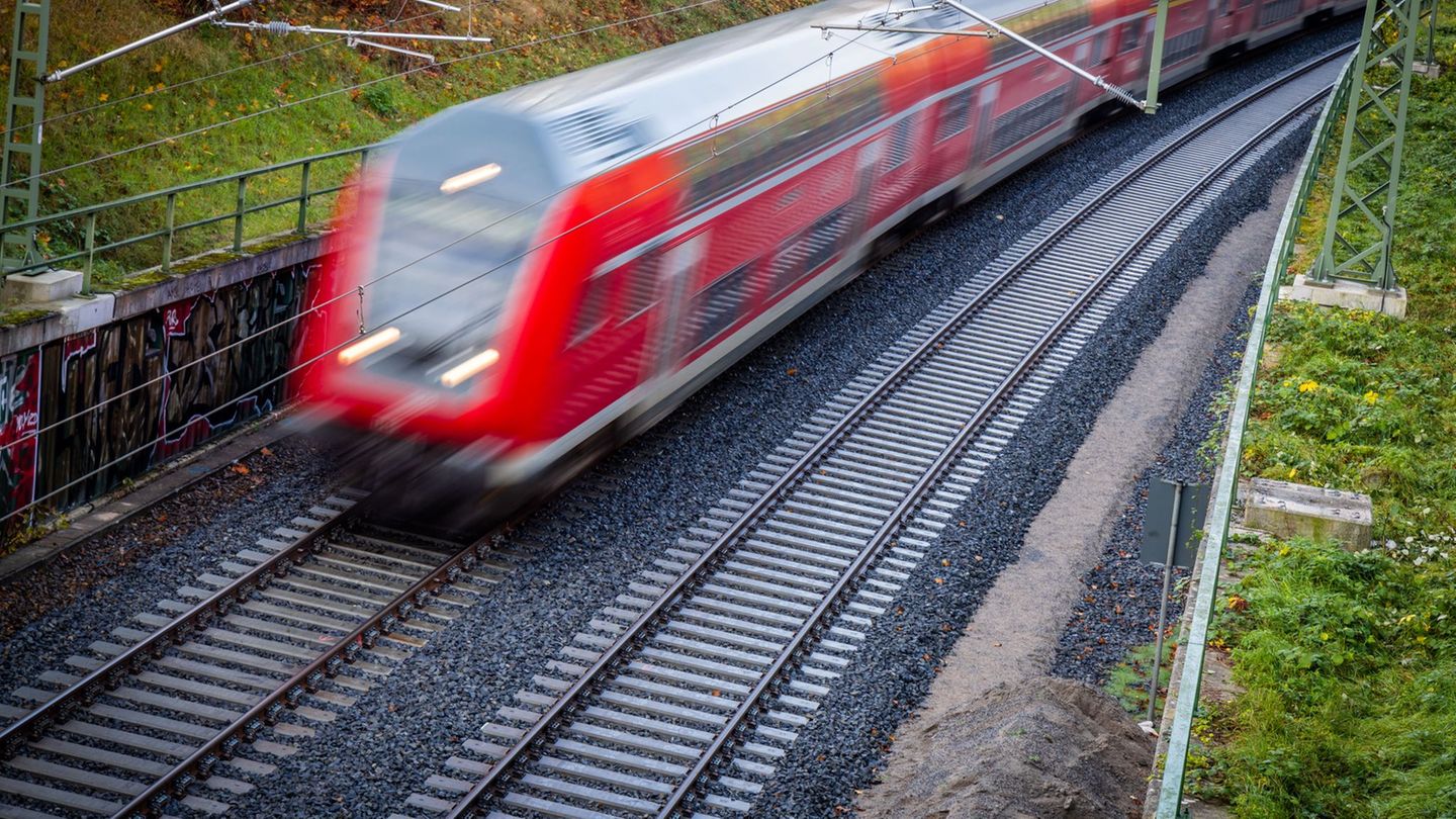 Nach gut neunmonatiger Generalsanierung fuhr der erste Personenzug wieder von Schwerin nach Hamburg. (Archivbild) Foto: Jens Büt