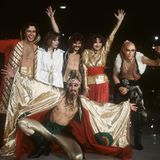 Die Popgruppe Dschinghis Khan posiert auf der Bühne
