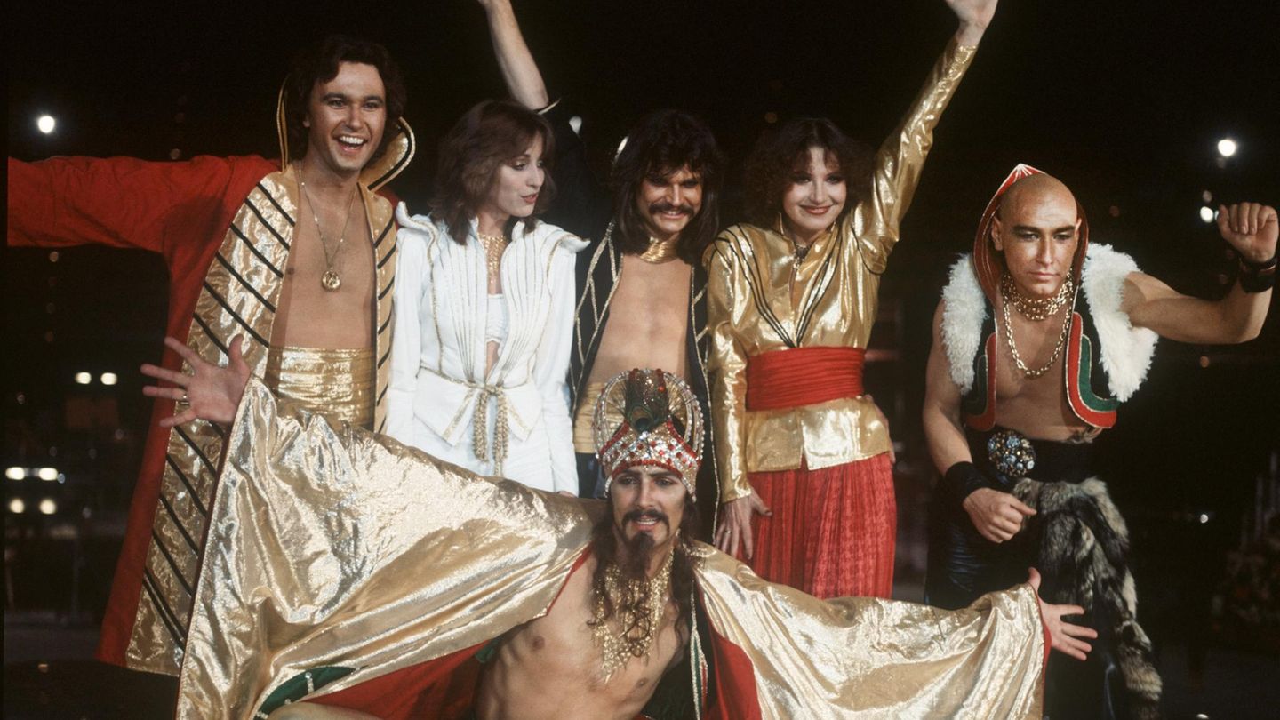 Die Popgruppe Dschinghis Khan posiert auf der Bühne
