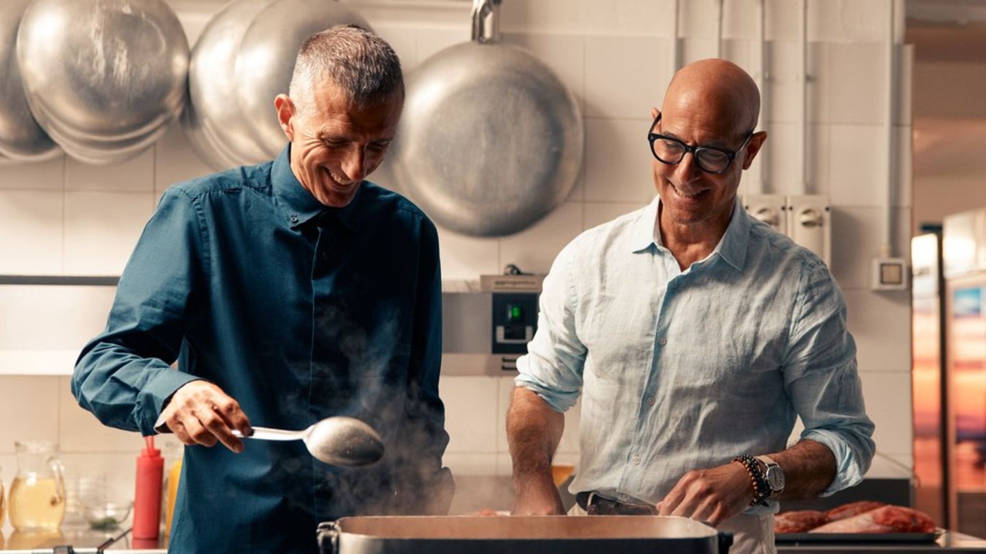 Stanley Tucci (re.) mit Koch Giuseppe Bertoleoni in der Küche von "Da Tonino" auf der kleinen Insel Tavolara vor Sardinien.