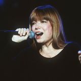 Katja Ebstein singt in ein Mikro