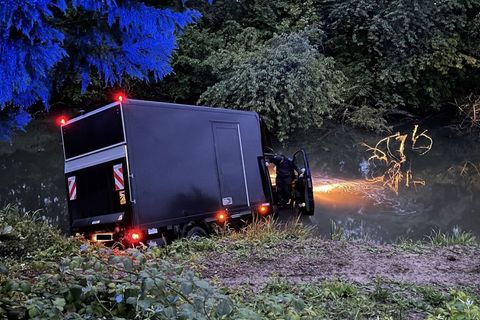 Der Lkw befuhr laut Polizei gegen 05.00 Uhr die Kehlstraße in Neuburg aus Richtung Hagenbach kommend. (Handout) Foto: --/Polizei