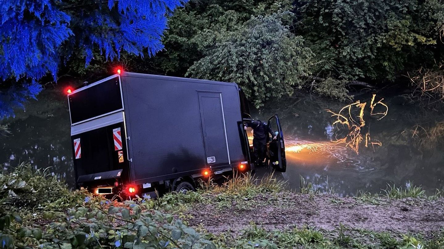 Der Lkw befuhr laut Polizei gegen 05.00 Uhr die Kehlstraße in Neuburg aus Richtung Hagenbach kommend. (Handout) Foto: --/Polizei