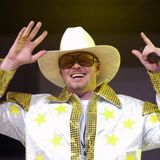 Stefan Raab steht mit glitzerndem Kostüm und Cowboyhut auf der Bühne