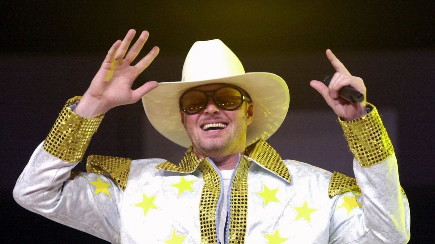 Stefan Raab steht mit glitzerndem Kostüm und Cowboyhut auf der Bühne