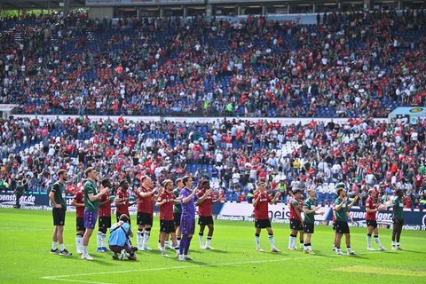 Wollen endlich aufsteigen: Spieler und Fans von Hannover 96. (Archivbild) Foto: Swen Pförtner/dpa